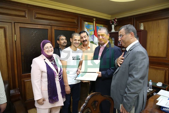 بالصور.. محافظ كفر الشيخ يكرم 3 من أوائل الثانوية العامة