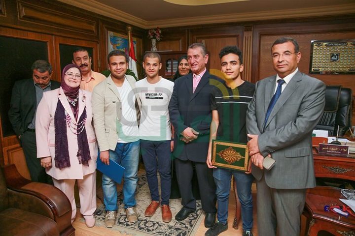 بالصور.. محافظ كفر الشيخ يكرم 3 من أوائل الثانوية العامة