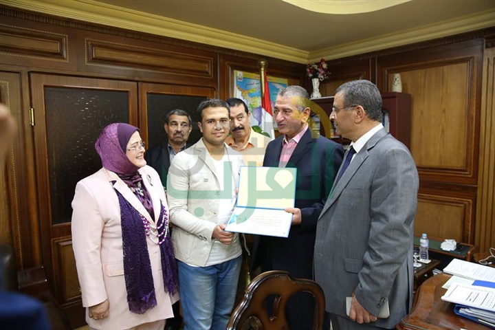 بالصور.. محافظ كفر الشيخ يكرم 3 من أوائل الثانوية العامة