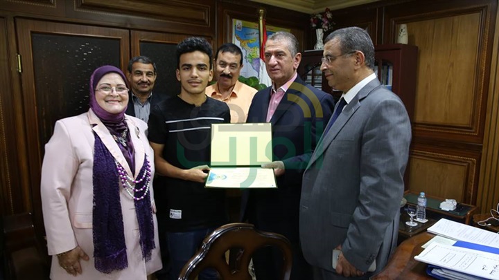 بالصور.. محافظ كفر الشيخ يكرم 3 من أوائل الثانوية العامة