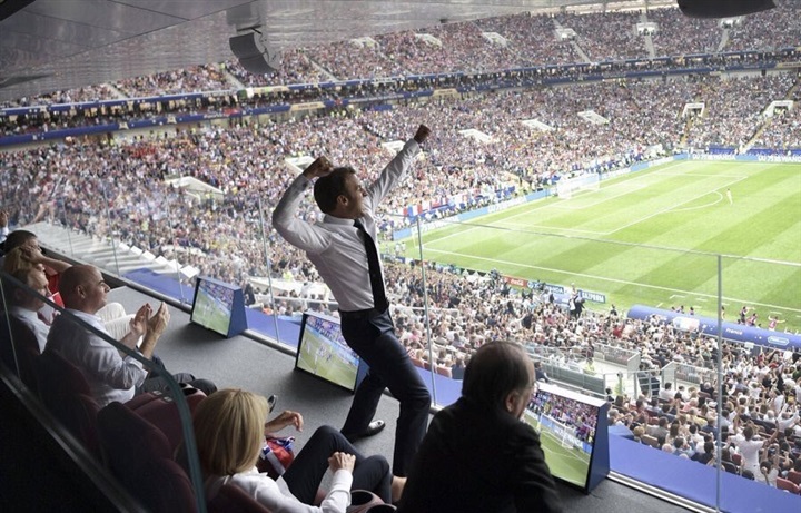 رد فعل ماكرون بعد فوز فرنسا بكأس العالم (صور) رد فعل ماكرون بعد فوز فرنسا بكأس العالم (صور)