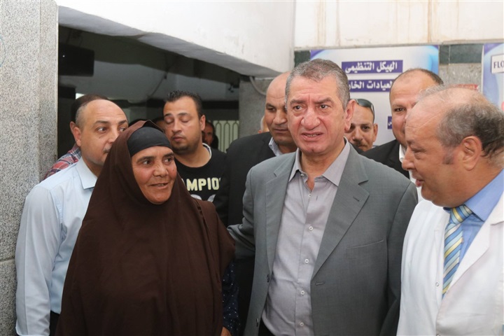 بالصور.. زيارة مفاجئة تكشف تغيب 47 طبيبًا عن العمل بمستشفي كفر الشيخ العام