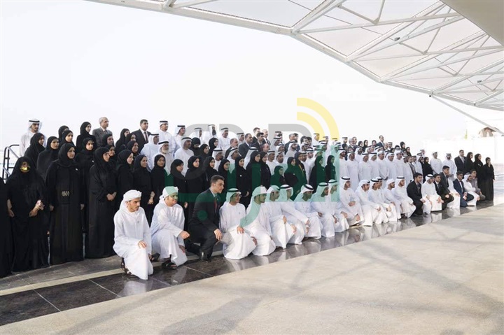 بالصور.. ولي عهد أبو ظبي يكرم بنت كفر الشيخ الأولي في الثانوية العامة بالإمارات 
