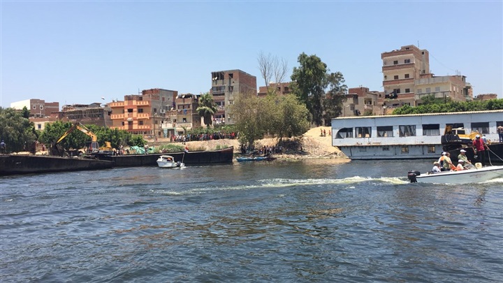 بالصور.. محافظ كفر الشيخ ومدير الأمن  يقودان حملة مكبرة لإزالة 70 قفصًا سمكيًا بفرع النيل بفوه 