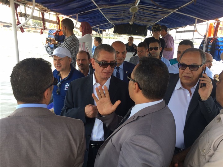 بالصور.. محافظ كفر الشيخ ومدير الأمن  يقودان حملة مكبرة لإزالة 70 قفصًا سمكيًا بفرع النيل بفوه 