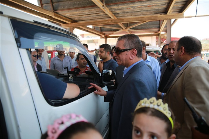 بالصور.. محافظ كفر الشيخ يواصل متابعة تطبيق التعريفة الجديدة بمواقف الأجرة