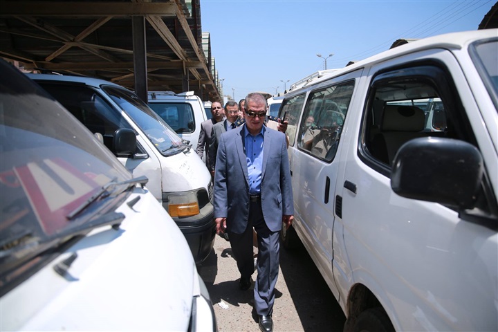 بالصور.. محافظ كفر الشيخ يواصل متابعة تطبيق التعريفة الجديدة بمواقف الأجرة
