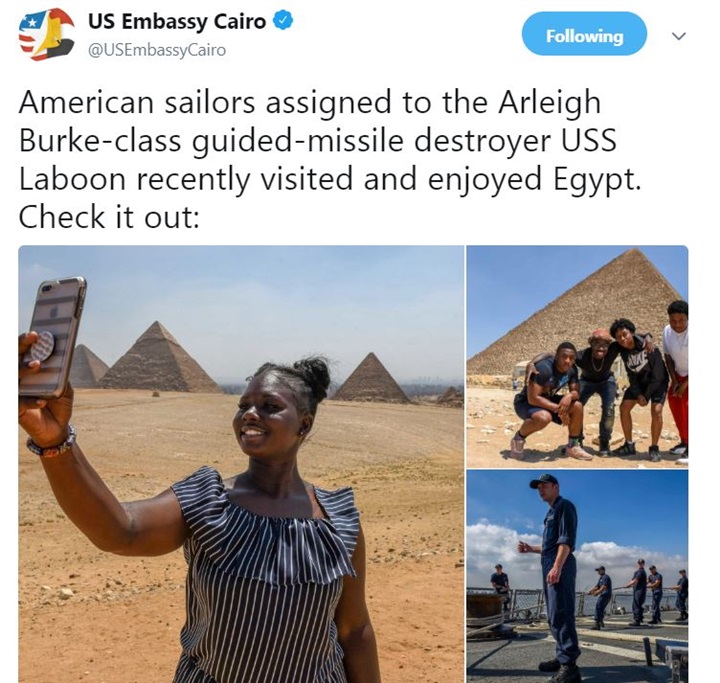 السفارة الأمريكية تنشر صورة لزيارة بحارة أمريكيين إلى الأهرامات