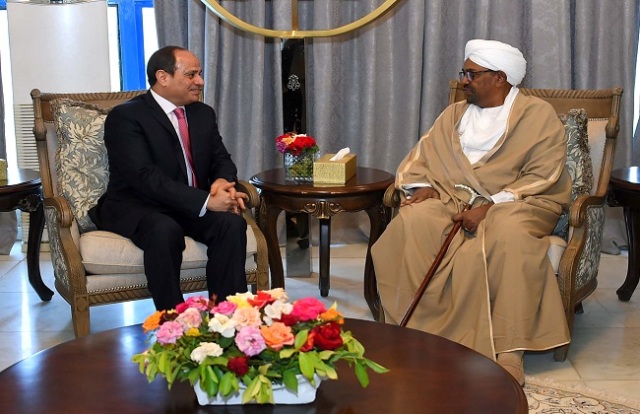 "البشير" يرافق الرئيس السيسى لدى مغادرة السودان (صور) 