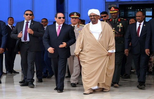 "البشير" يرافق الرئيس السيسى لدى مغادرة السودان (صور) 
