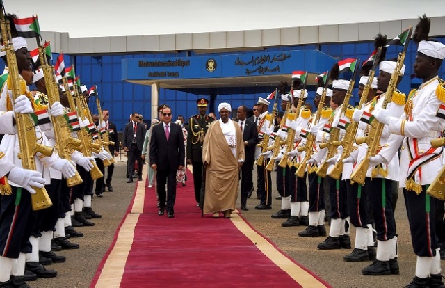 "البشير" يرافق الرئيس السيسى لدى مغادرة السودان (صور) 