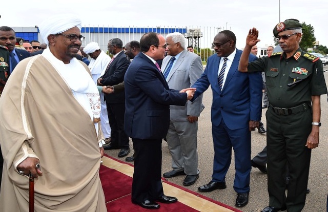 "البشير" يرافق الرئيس السيسى لدى مغادرة السودان (صور) 