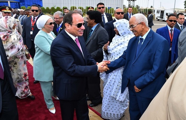 "البشير" يرافق الرئيس السيسى لدى مغادرة السودان (صور) 