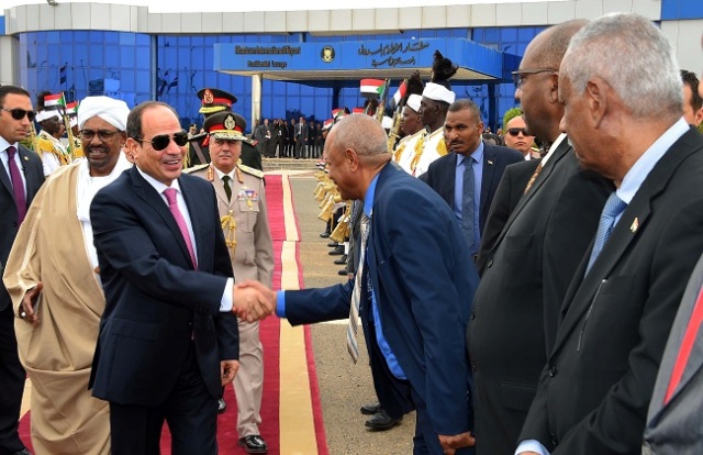 "البشير" يرافق الرئيس السيسى لدى مغادرة السودان (صور) 