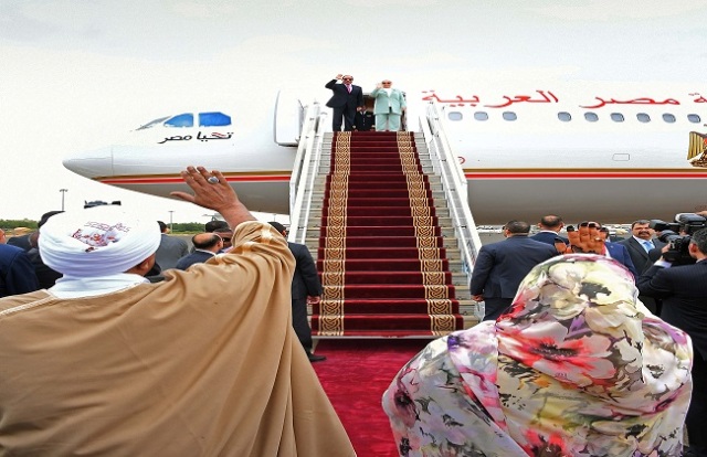 "البشير" يرافق الرئيس السيسى لدى مغادرة السودان (صور) 