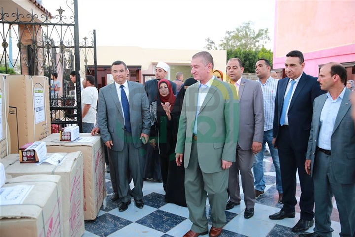 بالصور..توزيع أجهزة كهربائية علي 104 عرائس بكفر الشيخ