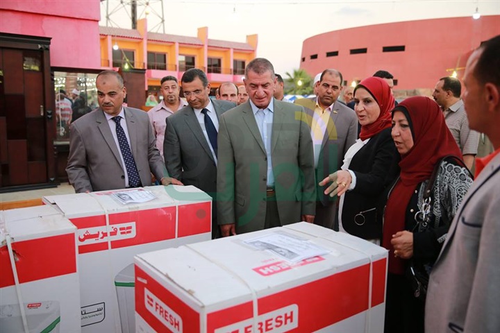 بالصور..توزيع أجهزة كهربائية علي 104 عرائس بكفر الشيخ