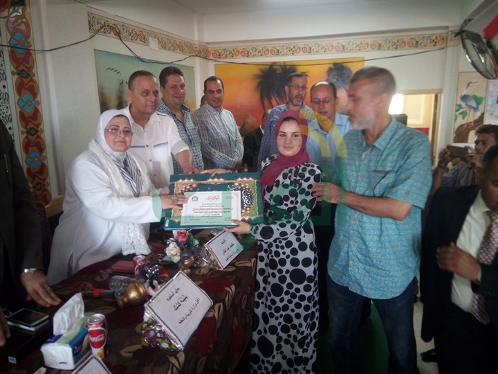 بالصور.. وكيل تعليم كفر الشيخ تكرم أوائل الثانوية العامة والتعليم الفني