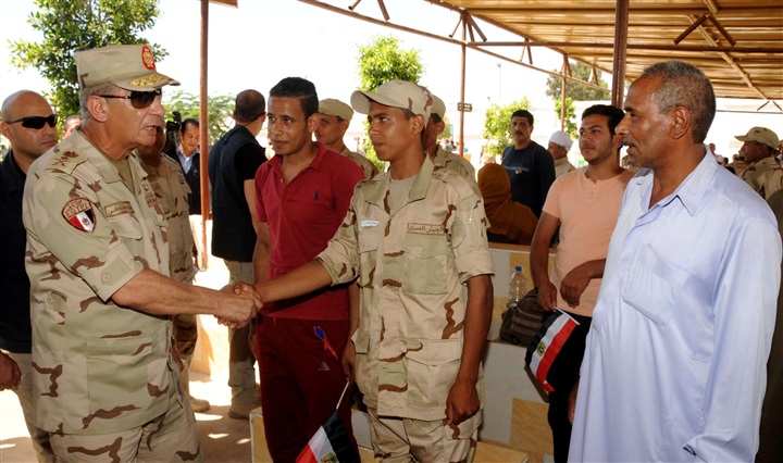 وزير الدفاع يتفقد عددا من مراكز التدريب التابعة للقوات المسلحة (صور)