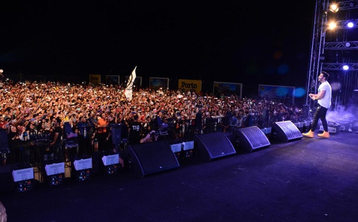بالصور.. تامر حسني يشعل حفلا جماهيريا ببورتو سعيد ومحبيه يطالبوه بإعادة أغنية "عيش بشوقك"