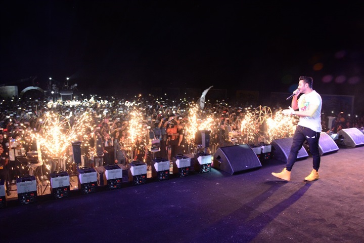 بالصور.. تامر حسني يشعل حفلا جماهيريا ببورتو سعيد ومحبيه يطالبوه بإعادة أغنية "عيش بشوقك"