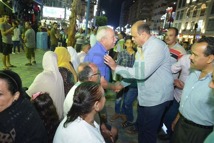 بالفيديو.. محافظ مطروح يقوم بمرور ليلي مفاجئ بشارع الإسكندرية وكورنيش المدينة