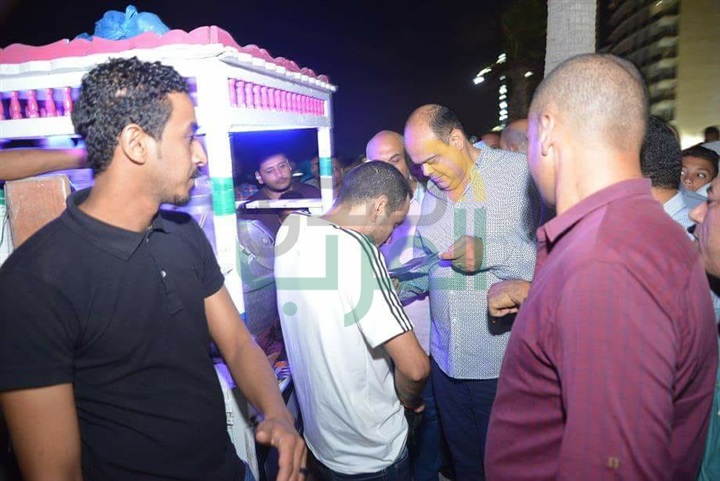 بالفيديو.. محافظ مطروح يقوم بمرور ليلي مفاجئ بشارع الإسكندرية وكورنيش المدينة