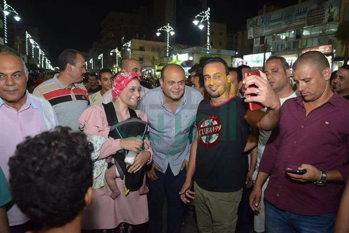 بالفيديو.. محافظ مطروح يقوم بمرور ليلي مفاجئ بشارع الإسكندرية وكورنيش المدينة