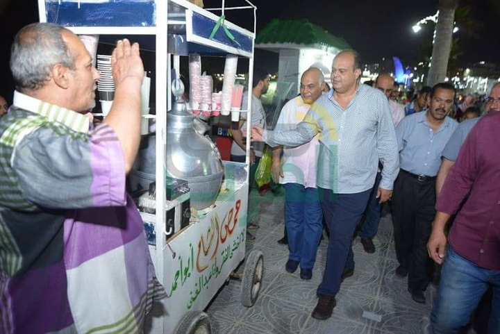 بالفيديو.. محافظ مطروح يقوم بمرور ليلي مفاجئ بشارع الإسكندرية وكورنيش المدينة