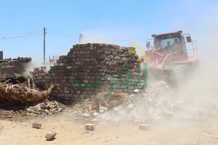 إزالة 17حالة تعدي على الأراضي الزراعية فى حملة مكبرة بقرية أولاد عزاز فى سوهاج