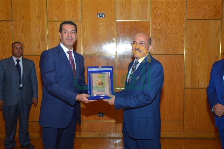 رئيس جامعة أسيوط ونائبه يتسلما دروع التكريم من محافظ أسيوط وقائد المنطقة الجنوبية ومجلس الجامعة