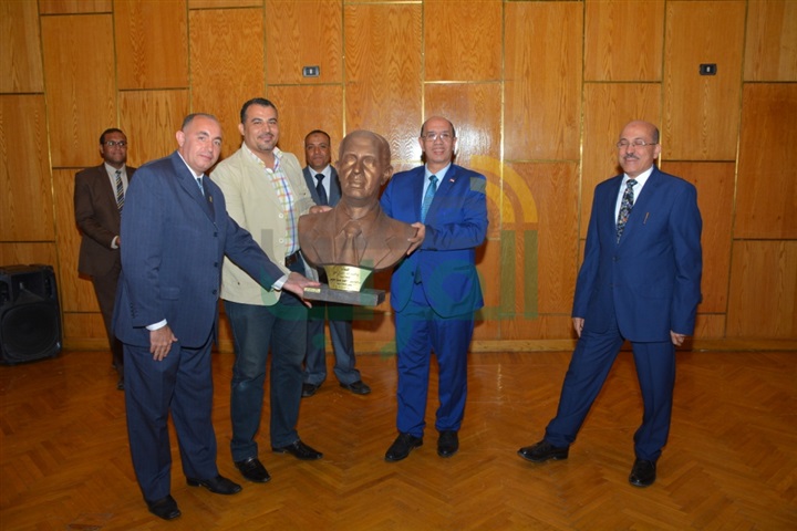 رئيس جامعة أسيوط ونائبه يتسلما دروع التكريم من محافظ أسيوط وقائد المنطقة الجنوبية ومجلس الجامعة