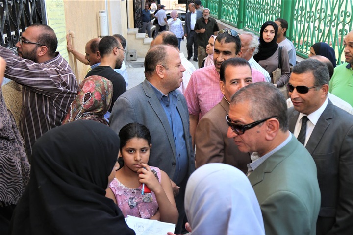 بالصور.. محافظ كفر الشيخ يتابع تسجيل المواليد الجدد بمكاتب التموين