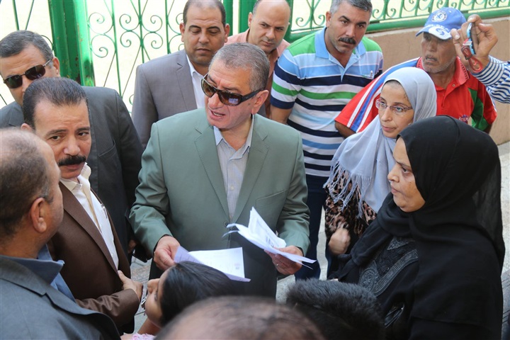 بالصور.. محافظ كفر الشيخ يتابع تسجيل المواليد الجدد بمكاتب التموين