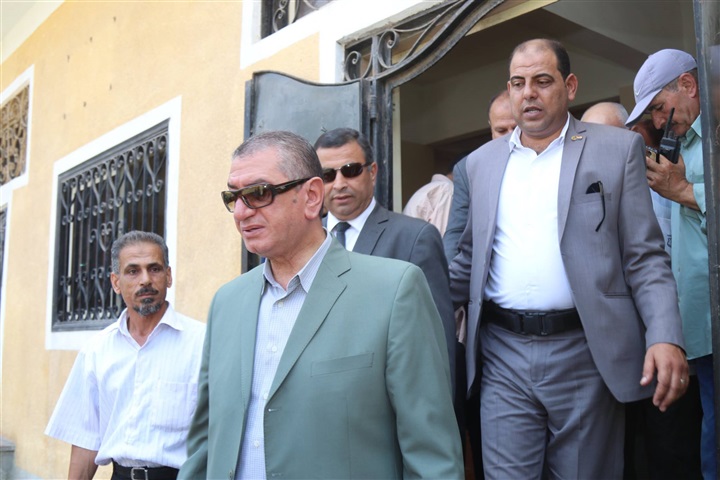 بالصور.. محافظ كفر الشيخ يتابع تسجيل المواليد الجدد بمكاتب التموين