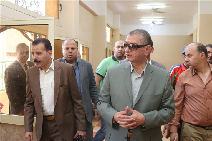 بالصور.. محافظ كفر الشيخ يتابع تسجيل المواليد الجدد بمكاتب التموين