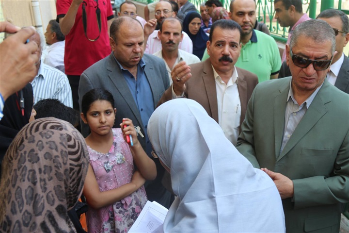 بالصور.. محافظ كفر الشيخ يتابع تسجيل المواليد الجدد بمكاتب التموين