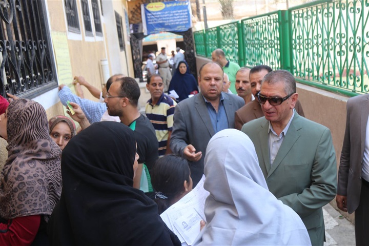 بالصور.. محافظ كفر الشيخ يتابع تسجيل المواليد الجدد بمكاتب التموين