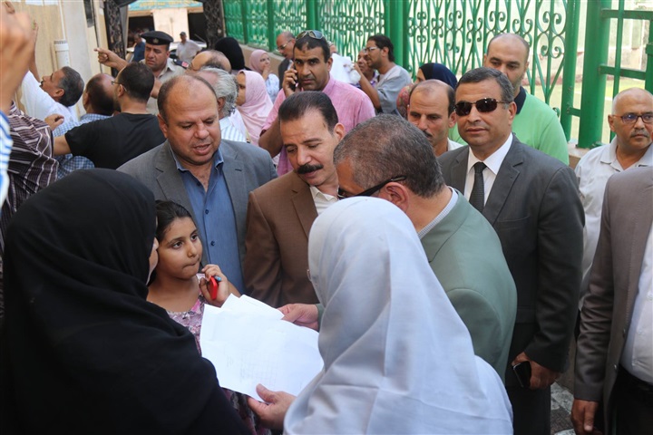 بالصور.. محافظ كفر الشيخ يتابع تسجيل المواليد الجدد بمكاتب التموين