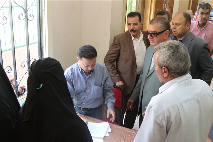بالصور.. محافظ كفر الشيخ يتابع تسجيل المواليد الجدد بمكاتب التموين