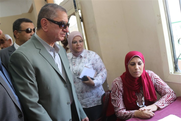 بالصور.. محافظ كفر الشيخ يتابع تسجيل المواليد الجدد بمكاتب التموين