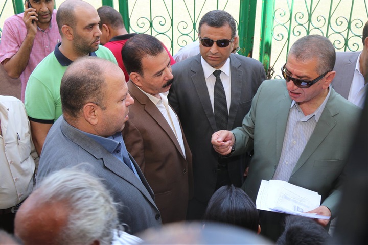 بالصور.. محافظ كفر الشيخ يتابع تسجيل المواليد الجدد بمكاتب التموين