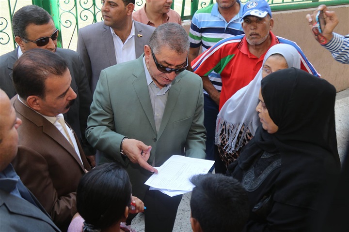 بالصور.. محافظ كفر الشيخ يتابع تسجيل المواليد الجدد بمكاتب التموين