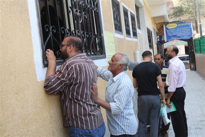 بالصور.. محافظ كفر الشيخ يتابع تسجيل المواليد الجدد بمكاتب التموين