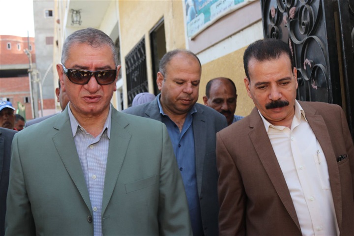 بالصور.. محافظ كفر الشيخ يتابع تسجيل المواليد الجدد بمكاتب التموين