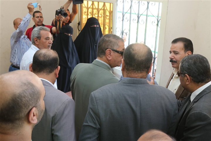 بالصور.. محافظ كفر الشيخ يتابع تسجيل المواليد الجدد بمكاتب التموين