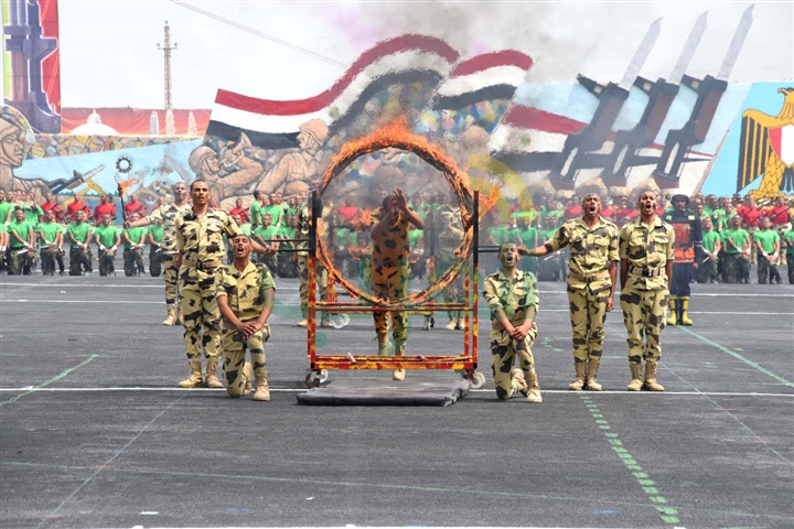 خريجو الدفعة 156 ضباط الصف يؤدون العرض العسكرى أمام الرئيس السيسى
