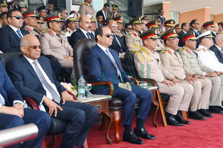 خريجو الدفعة 156 ضباط الصف يؤدون العرض العسكرى أمام الرئيس السيسى