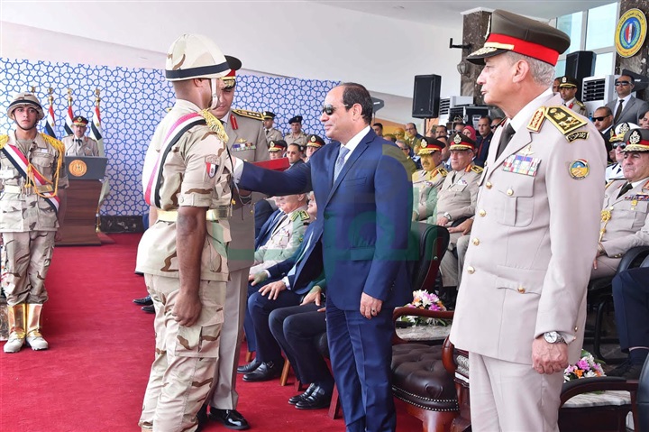 خريجو الدفعة 156 ضباط الصف يؤدون العرض العسكرى أمام الرئيس السيسى