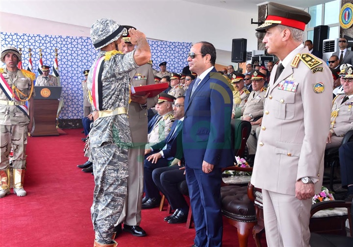 خريجو الدفعة 156 ضباط الصف يؤدون العرض العسكرى أمام الرئيس السيسى